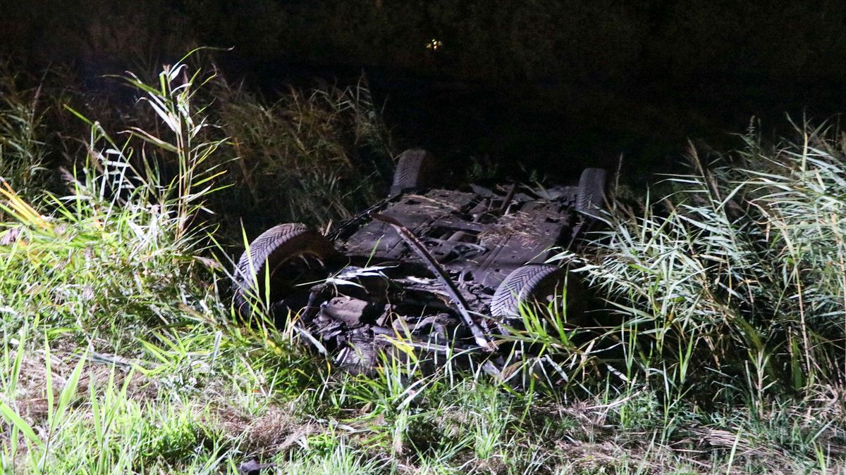 Auto vliegt over de kop op A6 bij Sint Nicolaasga, drie mensen gewond