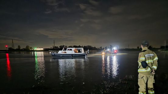 Klein jacht vaart zich vast op zandbank