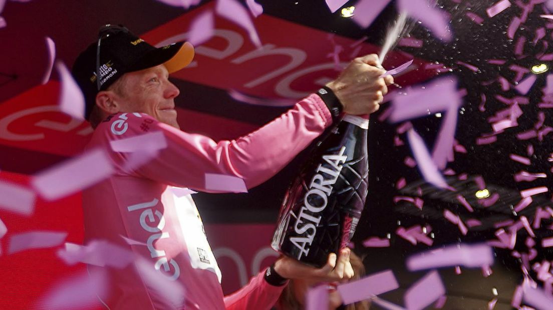 Steven Kruijswijk als rozetruidrager in de Giro.
