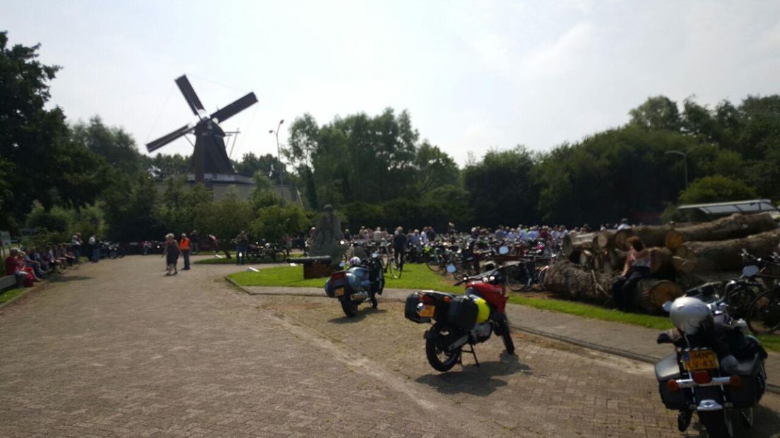 De toertocht van de  International Windmill Rally startte in Gieten (Rechten: Nico Swart/RTV Drenthe)