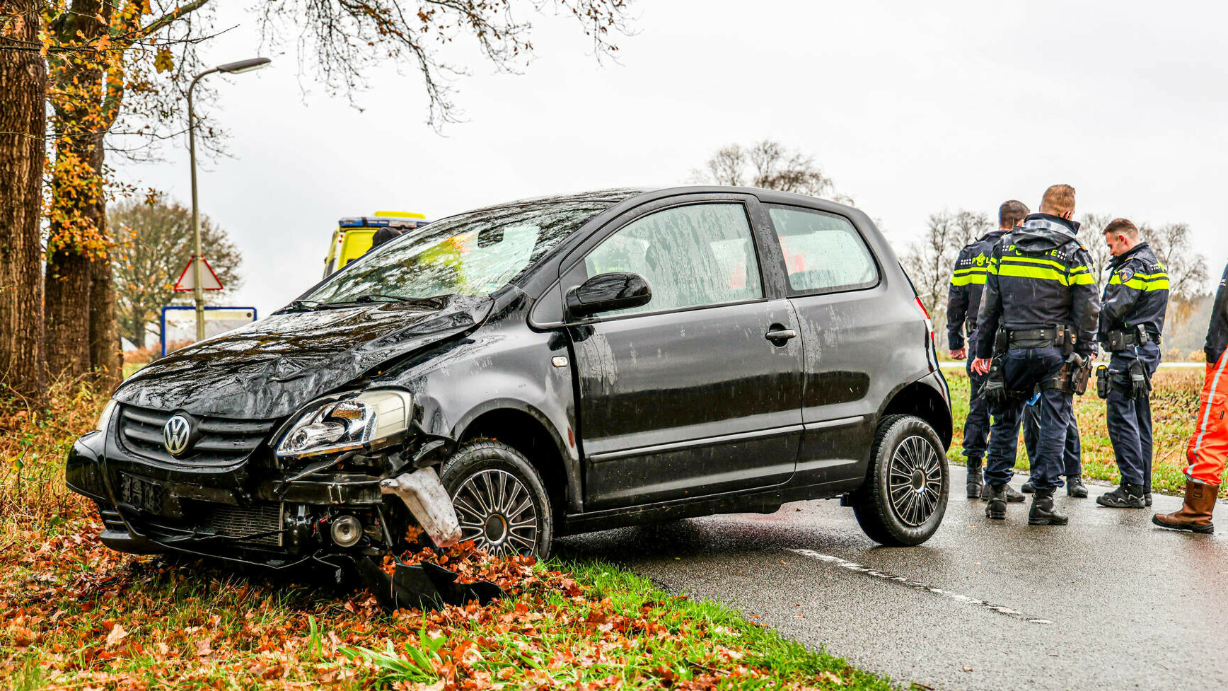 Forse schade na botsing tussen twee auto’s in Ede.