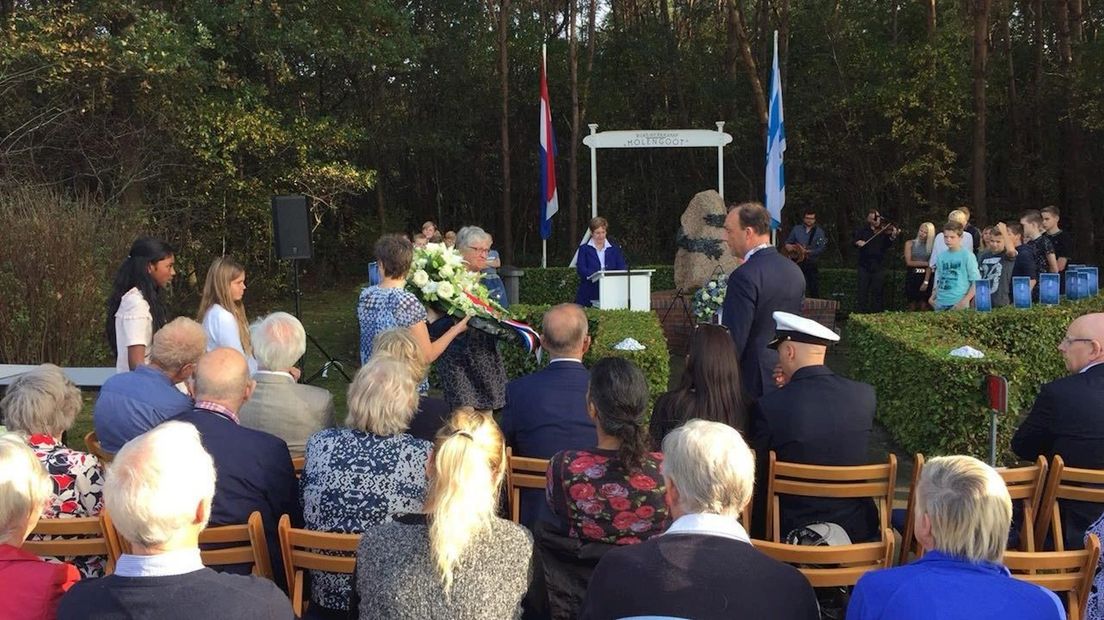 Burgemeester Snijders van Hardenberg legt een krans bij het monument