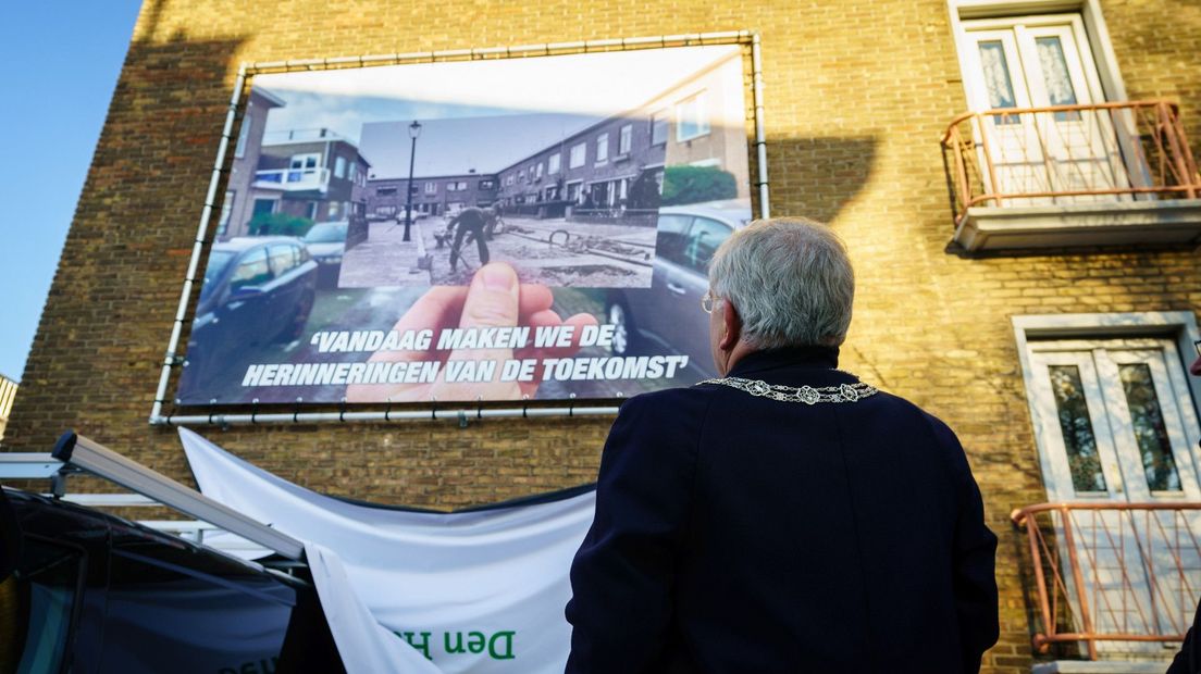 Burgemeester Van Zanen onthult een grote foto op een muur in Loosduinen. Foto gemeente Den Haag/Martijn Beekman