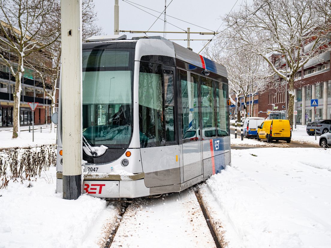 Tram ontspoord door de sneeuw op de Putselaan.