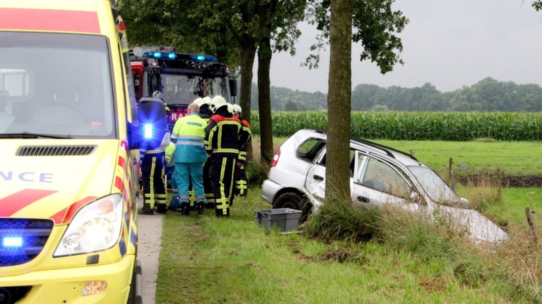 Auto tegen boom