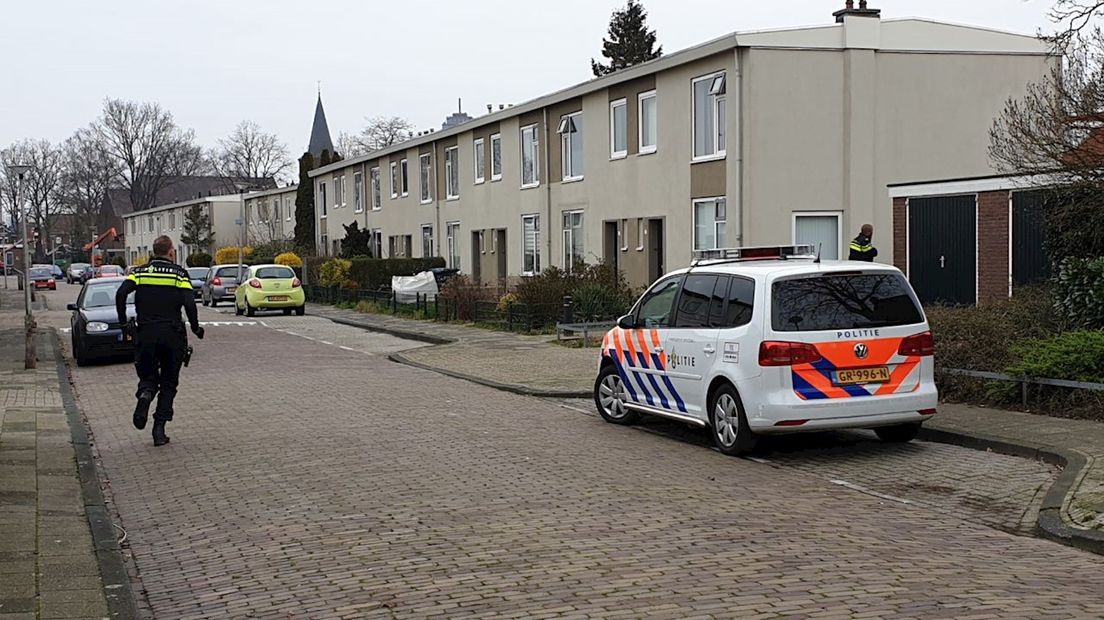 De politie zoekt in de wijk Diekman naar de twee mannen