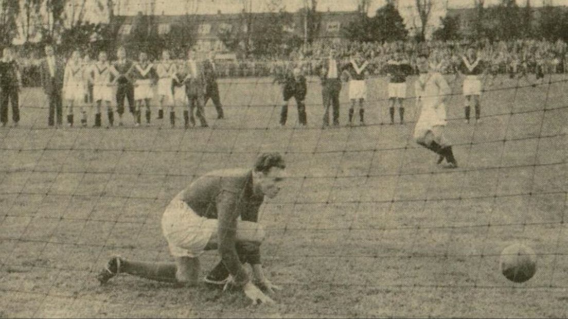 Hans de Winter benut in 1956 na afloop de omstreden penalty die later alsnog zal worden afgekeurd