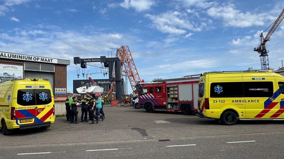 Twee gewonden bij instorten hijskraan in Maasbracht