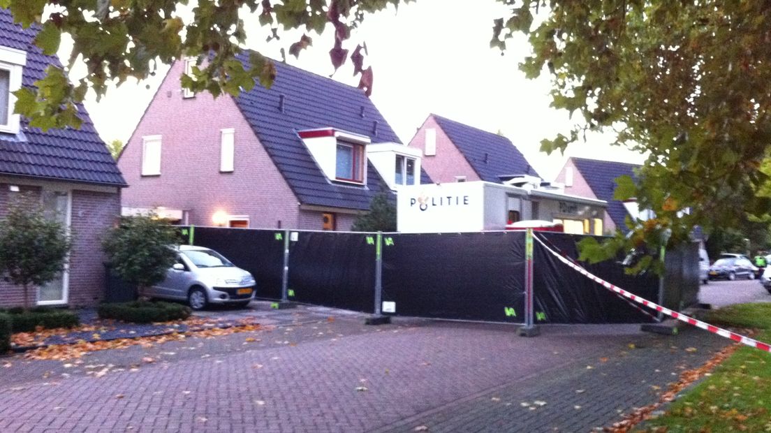 De dode man die woensdagnacht werd gevonden in een woning aan de Adriaan van Ostadestraat in Tiel is vermoedelijk de 57-jarige bewoner.