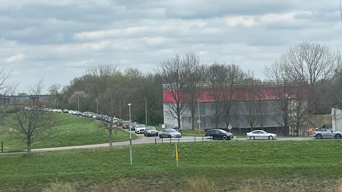 Verkeer staat tot in Vianen vast door wegwerk en ongeluk op snelwegen: ‘Hou je aan de omleidingsrout