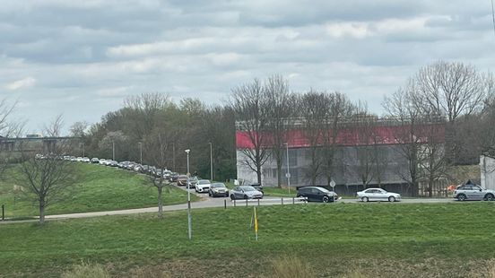 Verkeer staat tot in Vianen vast door wegwerk en ongeluk op snelwegen: ‘Hou je aan de omleidingsroute’. Verkeer staat tot in Vianen vast door wegwerk en ongeluk op snelwegen: ‘Hou je aan de omleidingsroute’.