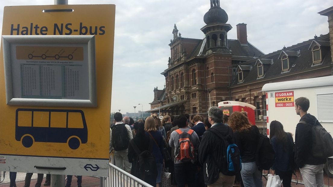 Drukte op station Delft 