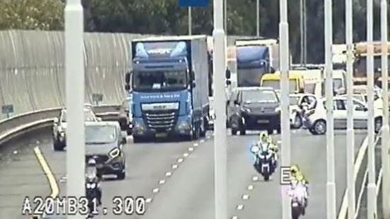 Automobilist onder invloed veroorzaakt botsing A20 | Drie tieners opgepakt voor straatroven in Barendrecht. Automobilist onder invloed veroorzaakt botsing A20 | Drie tieners opgepakt voor straatroven in Barendrecht.