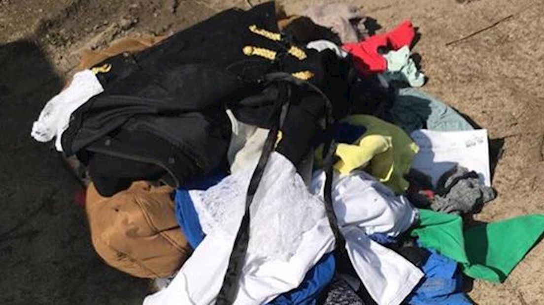 In de gedumpte kleding in de bossen van Haaksbergen werd een papiertje met naam en adres ontdekt