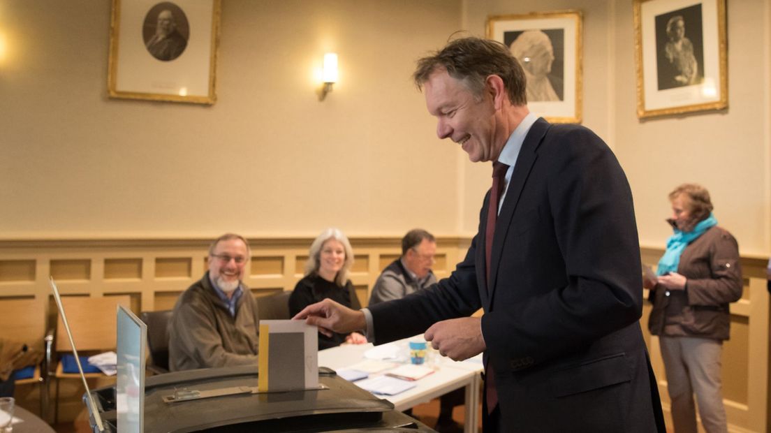 Burgemeester Roëll brengt zijn stem uit in de raadszaal van Baarn