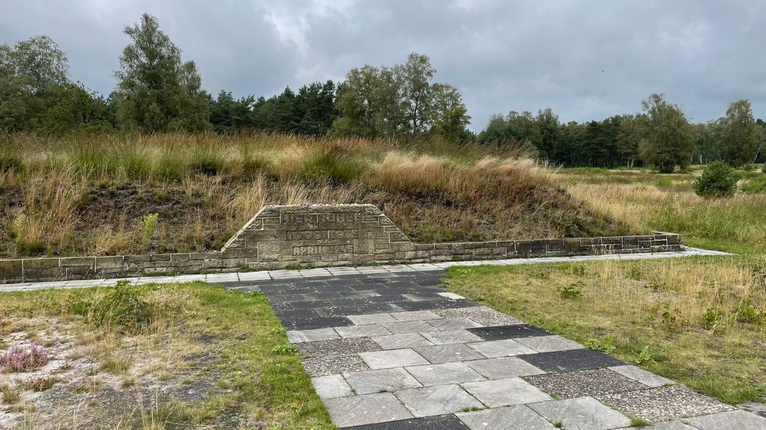 De groep bezoekt het voormalige concentratiekamp