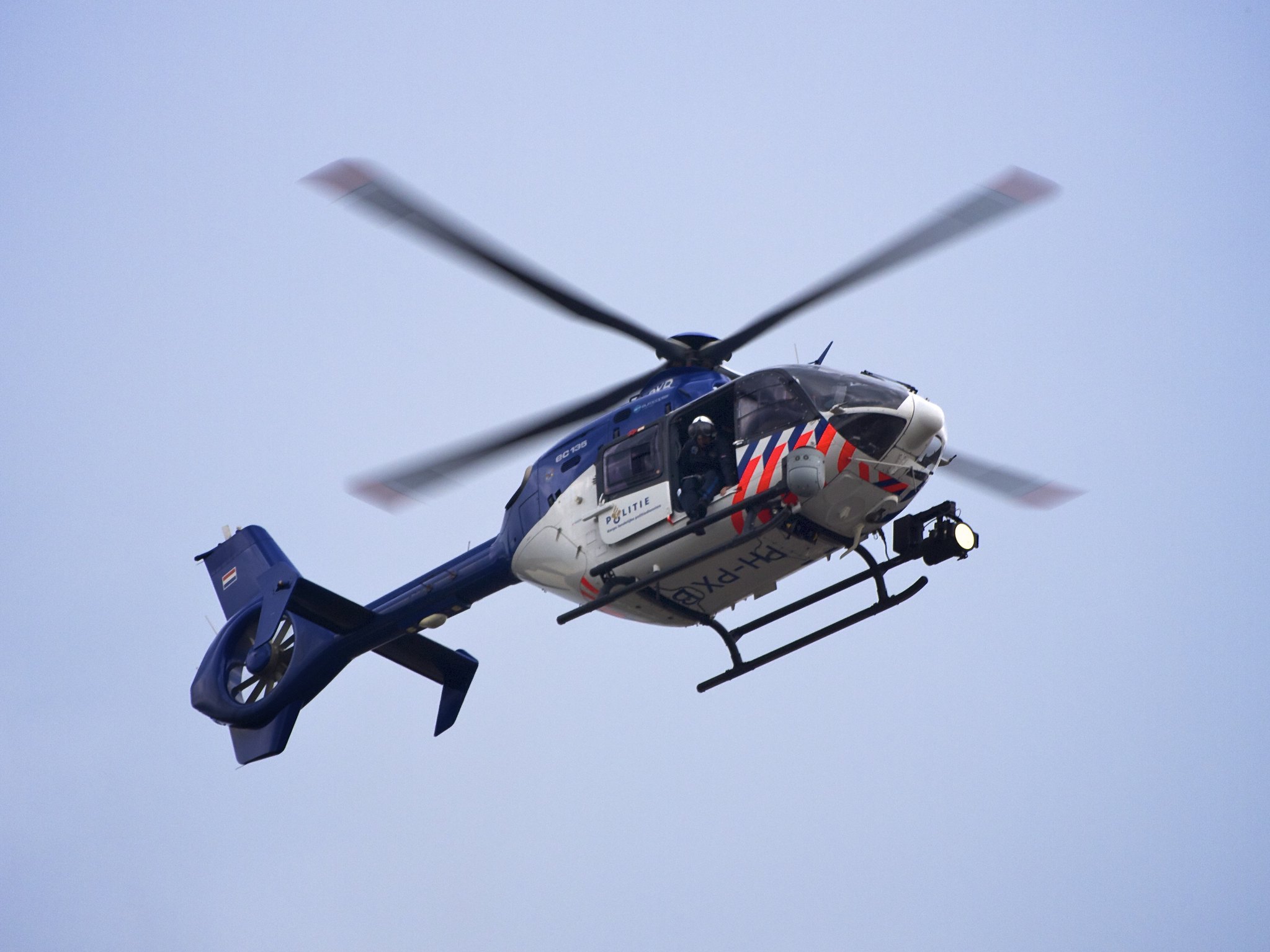 Er kwam een helikopter aan te pas om zeven koperdieven aan te houden