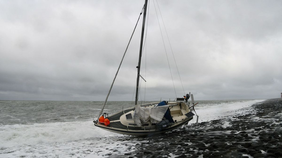 Duitse schipper dobbert anderhalf uur rond met boei nadat zijn zeiljacht strandt