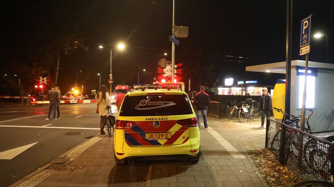 Een ambulance bij de spoorwegovergang in Hilversum waar het ongeluk is gebeurd.