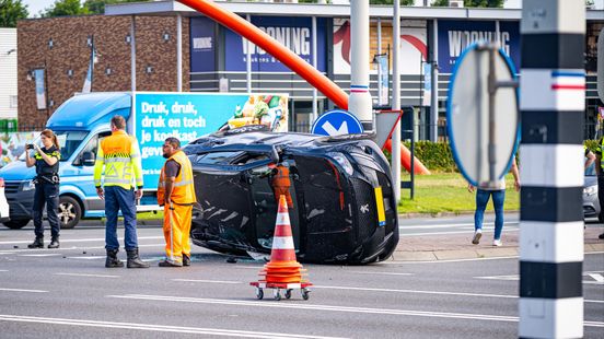 Groep vechtersbazen belaagt politie | Auto belandt op zijkant na botsing. Groep vechtersbazen belaagt politie | Auto belandt op zijkant na botsing.