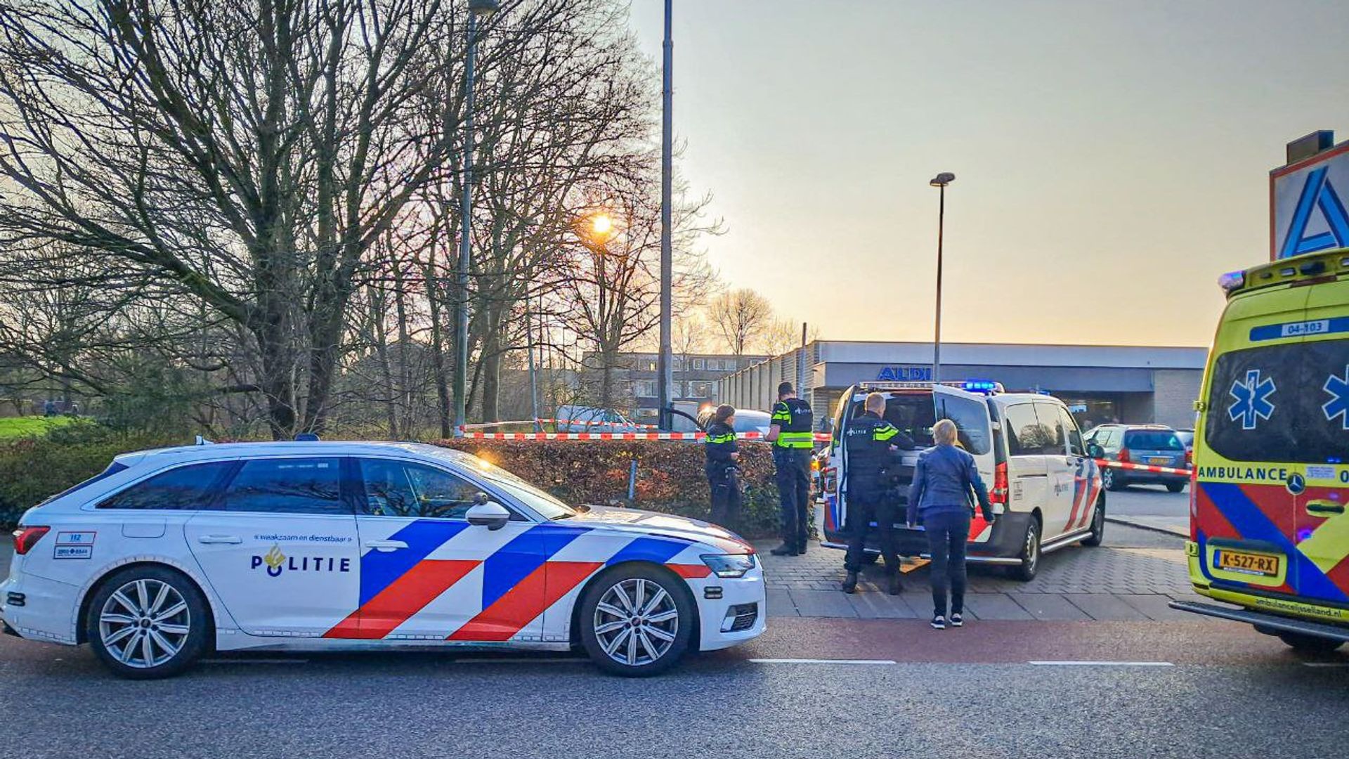 Dode Bij Schietpartij Bij Supermarkt In Zwolle, Hulpdiensten Massaal ...