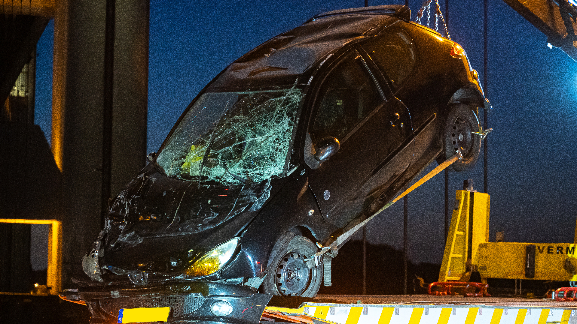 Auto omhoog getakeld door berger.