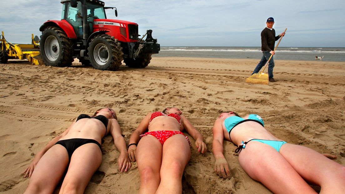 De ongevaarlijke paraffine wordt van het strand opgeruimd