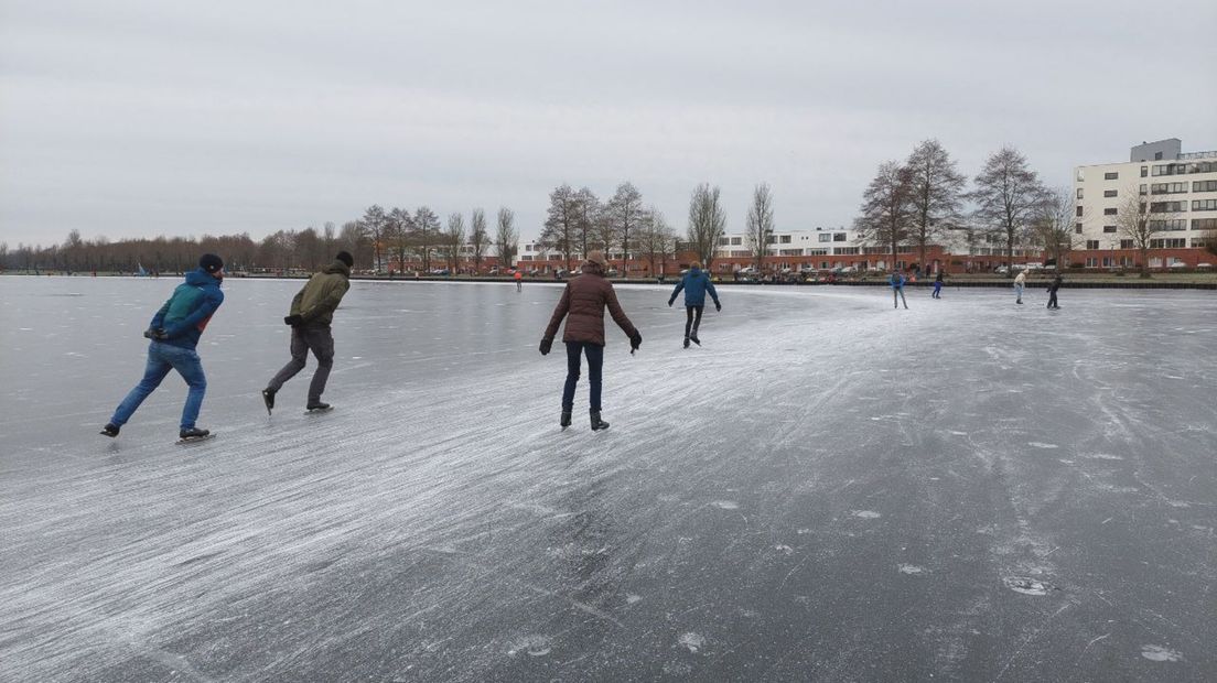 Schaatsers op het Hoornsemeer in Stad