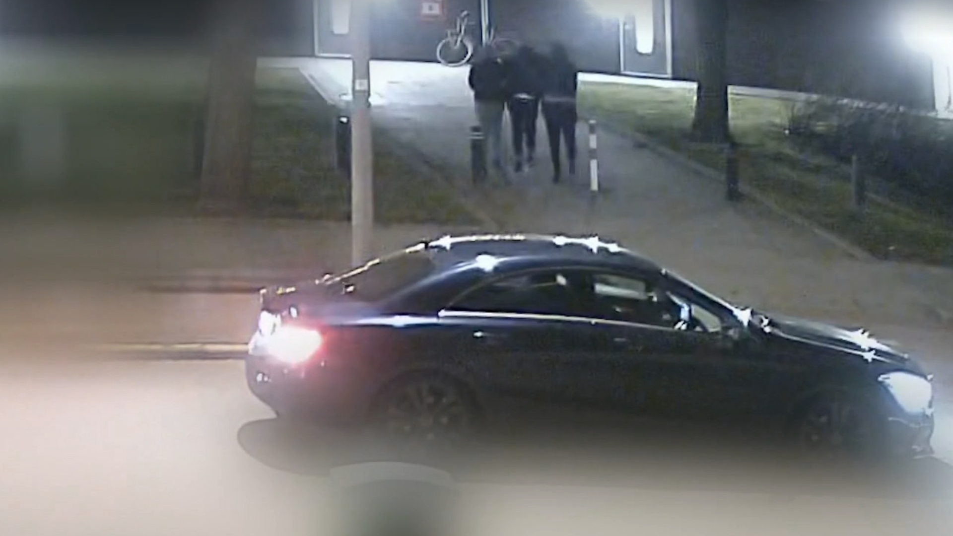 Beelden van het slachtoffer dat door de ontvoerders wordt meegenomen in Rotterdam-IJsselmonde.
