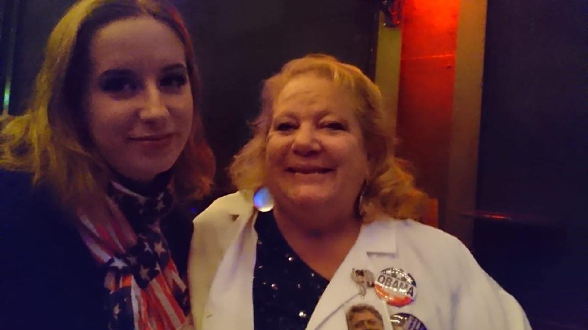 Becky en haar dochter tijdens een eerdere verkiezingsbijeenkomst