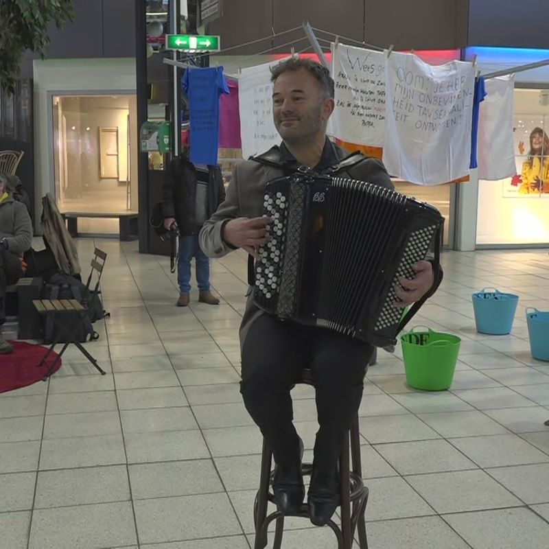 Vuile was hangt buiten in Paddepoel voor aandacht kindermishandeling RTV Noord