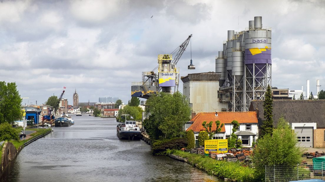 Langs de Schie staan grote fabrieken