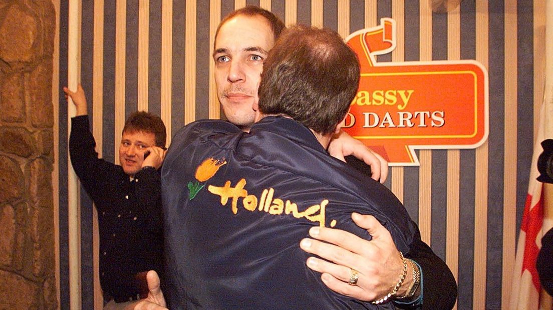 Roland Scholten feliciteert Barney met zijn wereldtitel in 1999