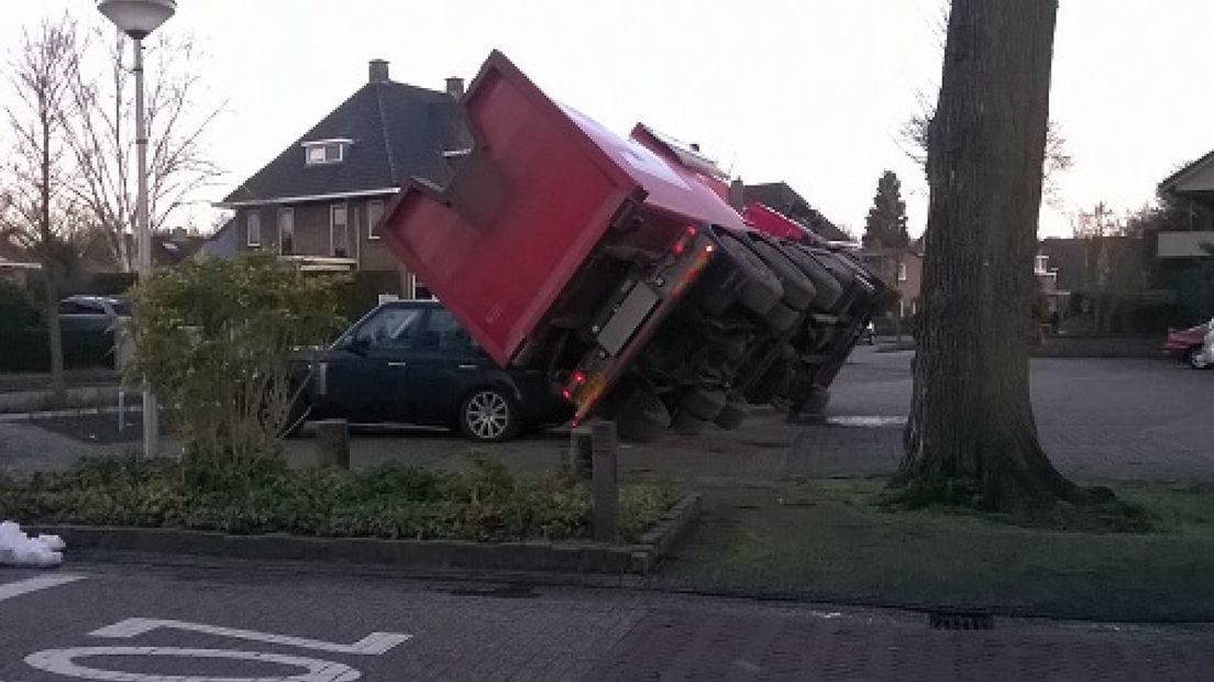 Glasbakwagen valt op auto in Hengelo