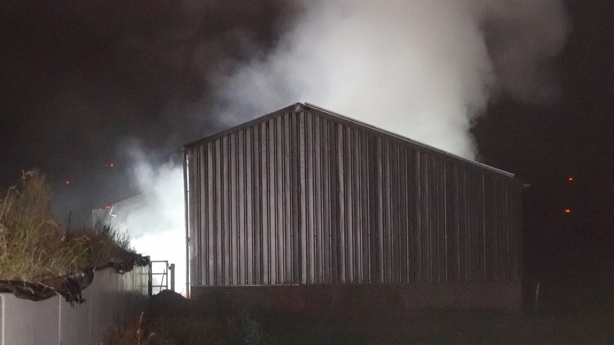Schuur met stro in brand in Drouwenermond