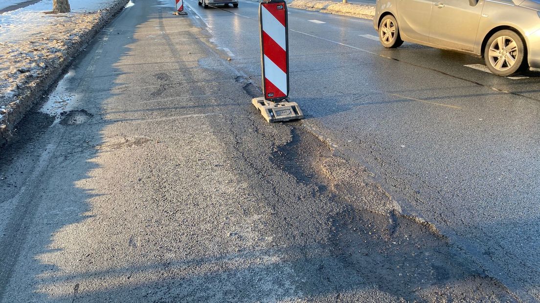 Gaten in wegdek N337 in Deventer