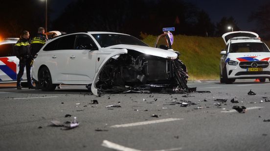 N348 tussen Deventer en Epse dicht na botsing tussen twee auto's Home