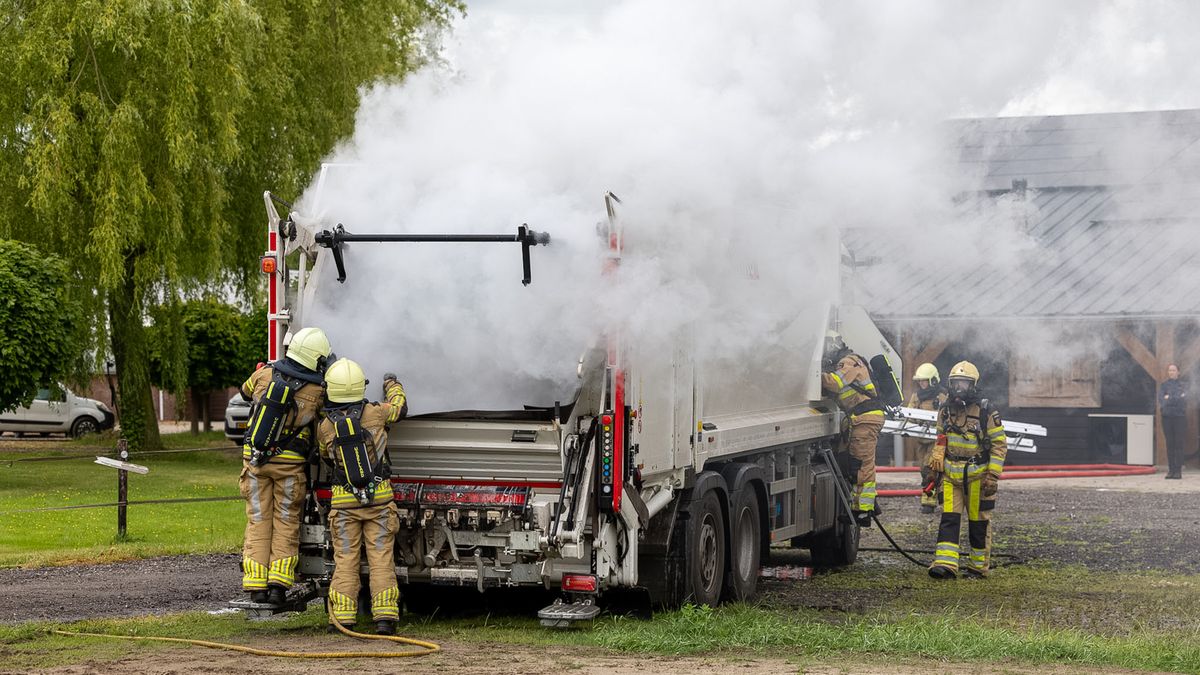 112 Nieuws: Brand in vuilniswagen Rheezerveen | Man aangehouden voor bedreiging in Zwolle