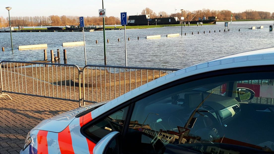 Politie waarschuwt voor hoogwater.