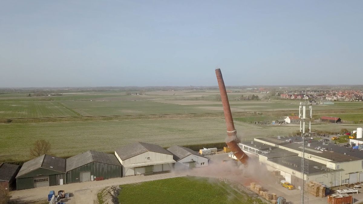 Zo ging de beeldbepalende schoorsteen van Arnemuiden tegen de vlakte