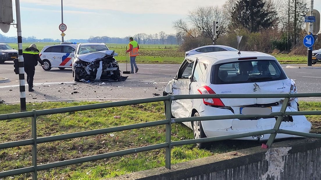 Twee auto's botsen in Tubbergen