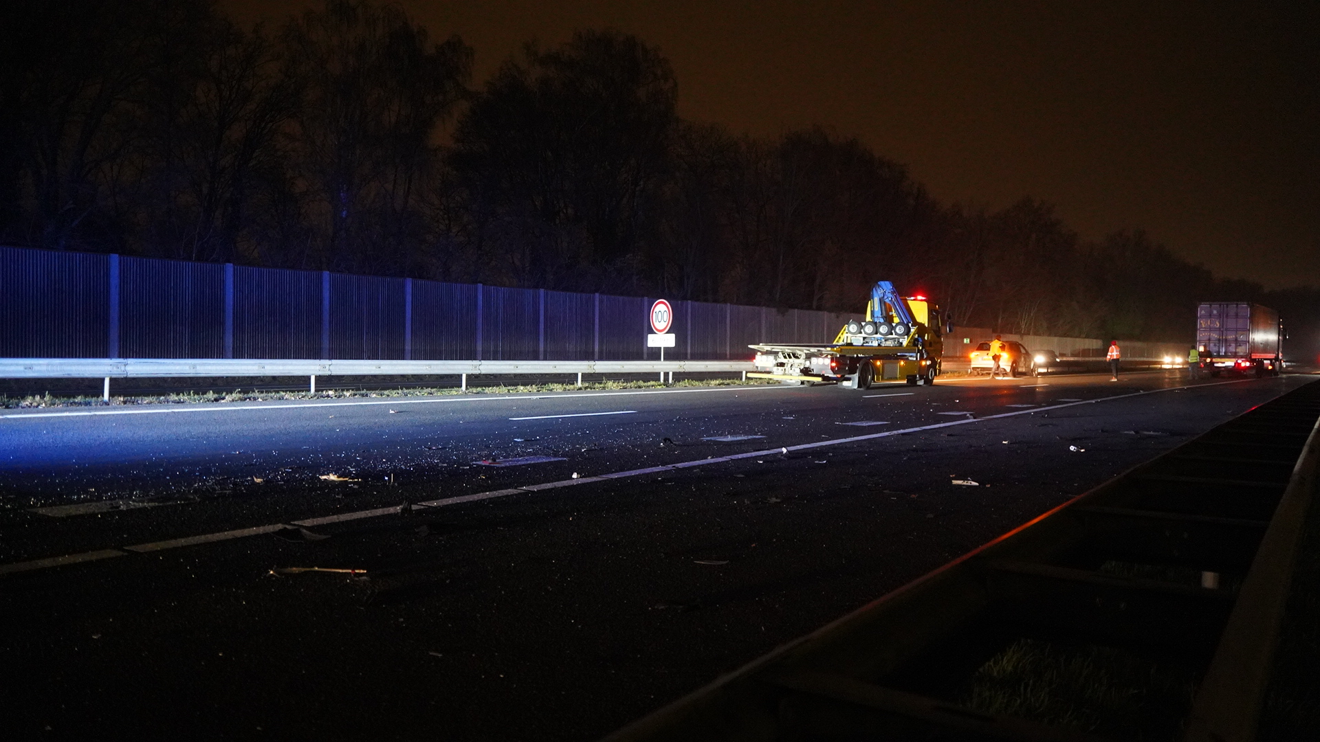 Botsing tussen twee autos op snelweg.