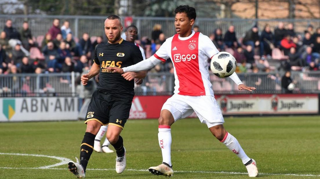 Darren Sidoel als speler van Jong Ajax in dueI met Ilias Bel Hassani van Jong AZ