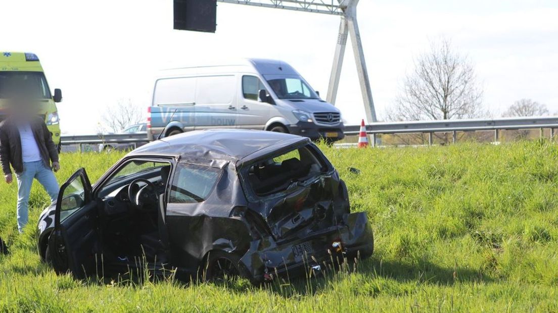 Een van de auto's na het ongeluk.