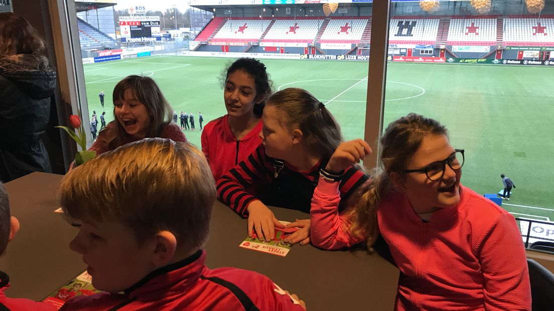Kinderen van scholen in Erica eten met FC Emmen-spelers (Rechten: Aaldert Oosterhuis/RTV Drenthe)