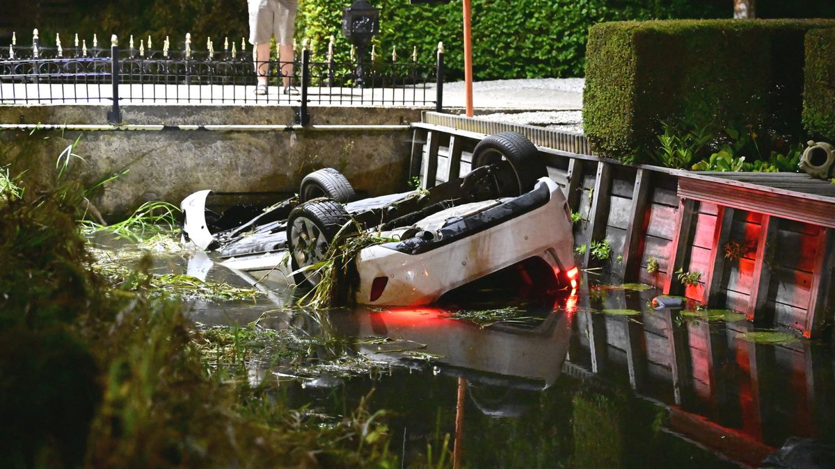 Auto belandt ondersteboven in sloot langs provinciale weg