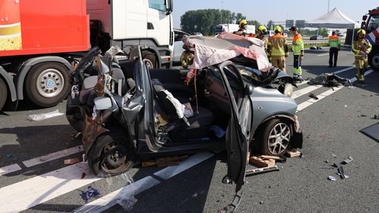 Twee autos total-loss na aanrijding. Twee autos total-loss na aanrijding.