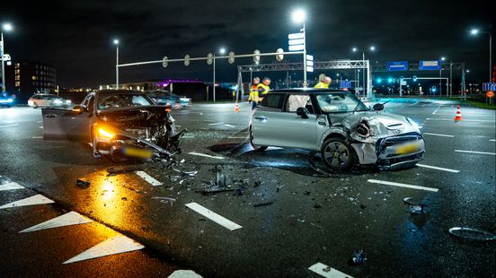 Gewonden na botsing autos bij afrit snelweg | Slachtoffer naar ziekenhuis na steekpartij. Gewonden na botsing autos bij afrit snelweg | Slachtoffer naar ziekenhuis na steekpartij.