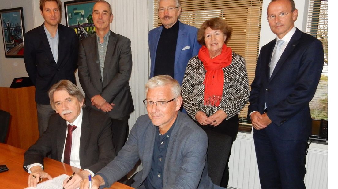Burgemeester Gerard Beukema (links) en Jan Koolhof tekenen de uitvoeringsovereenkomst