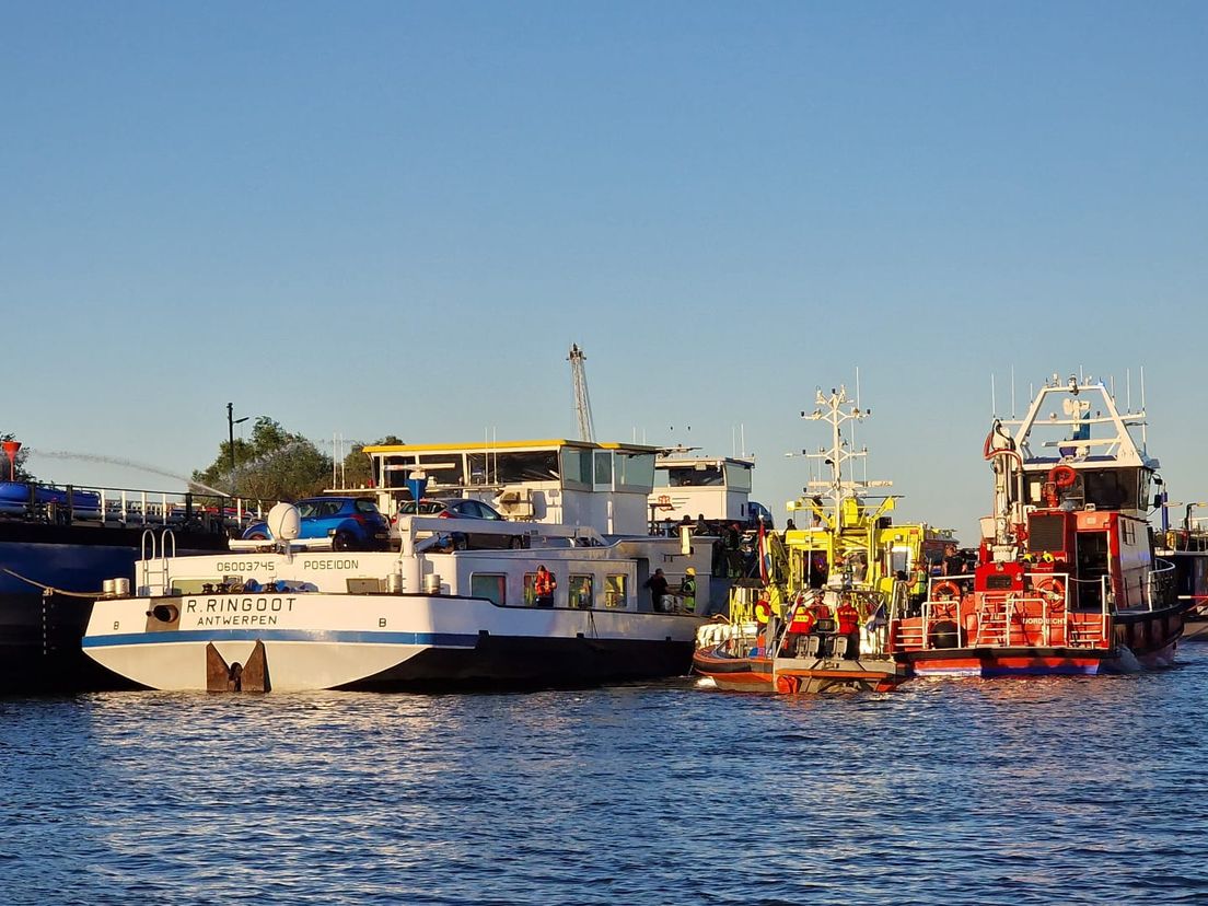 De hulpdiensten rukten uit om de brand op het kegelschip te blussen